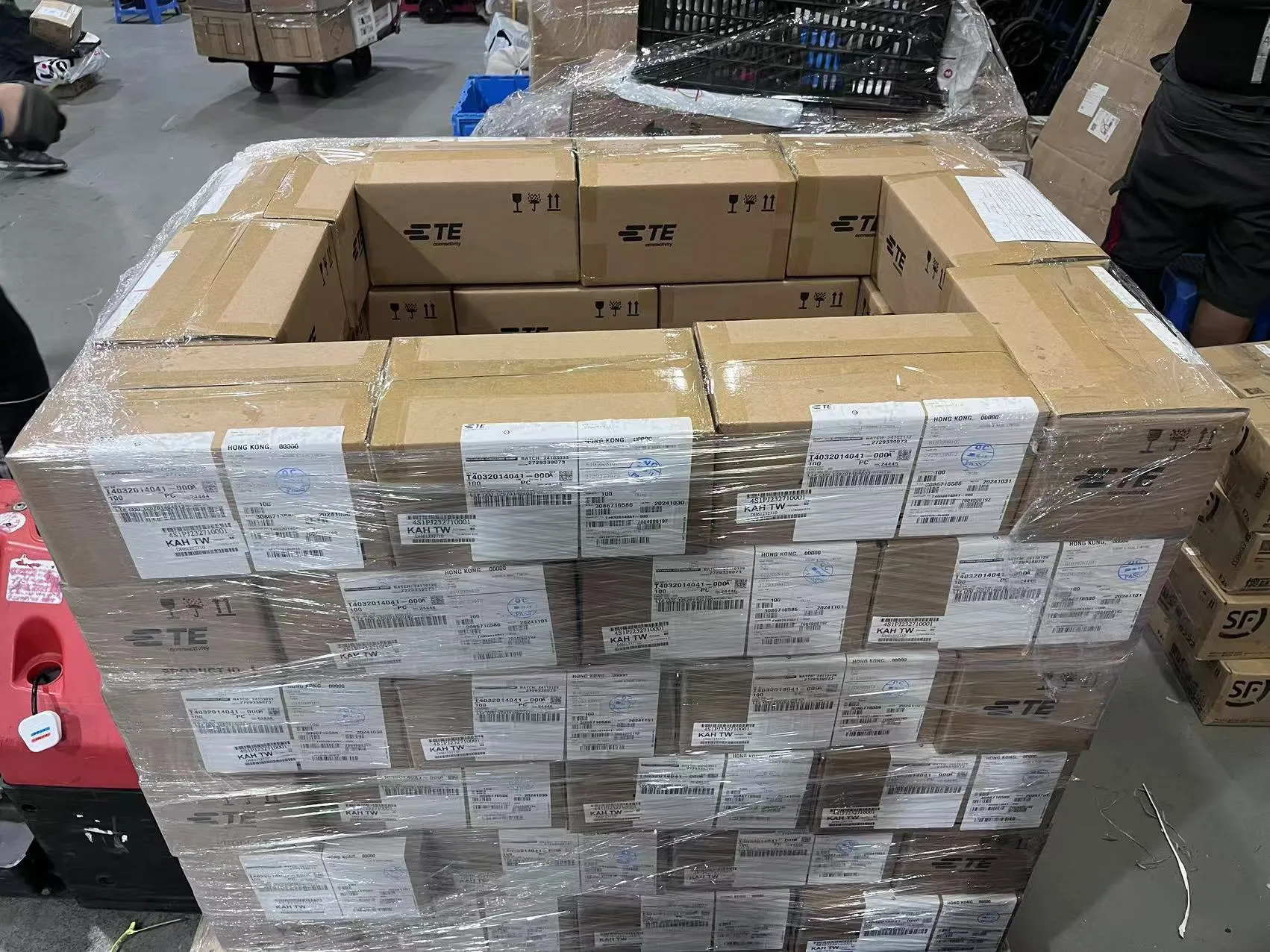 Cosolvic shipping station preparing outbound boxes