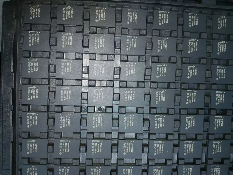Integrated circuits arranged in handling trays.